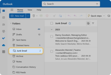 In Outlook, the junk mail thư mục is labeled as Junk Email