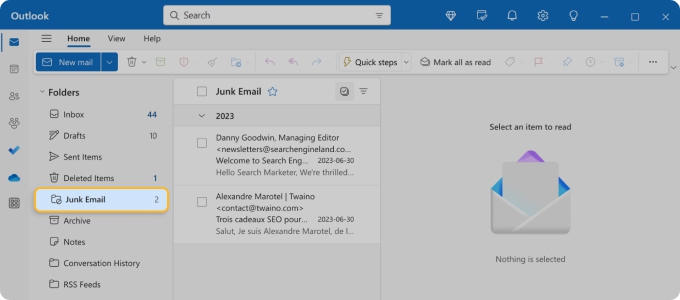 In Outlook, the junk mail thư mục is labeled as Junk Email